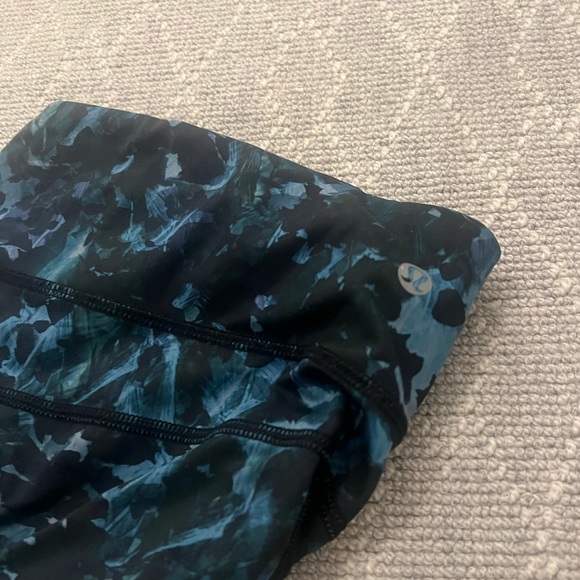 Lululemon cropped legging. Size 8 - Picture 5 of 5